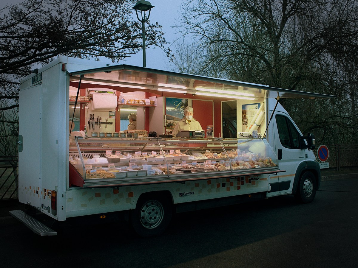 Au Colombier, la préparation de volaille en famille, au quotidien